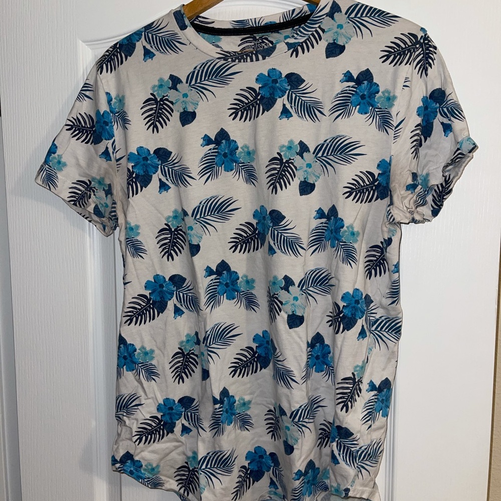 Men’s T-shirt.